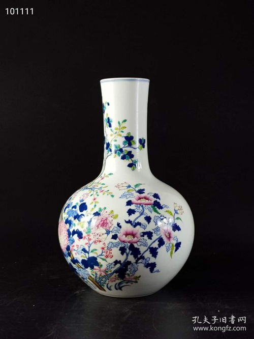 精品 大清雍正官窯 手繪青花粉彩花卉天球瓶 純手工制作 繪畫精細花瓣層層疊疊,層次分明,瓷質如玉,底足自然磨損,器型周正美觀保存完好無損 尺寸如圖買家自鑒